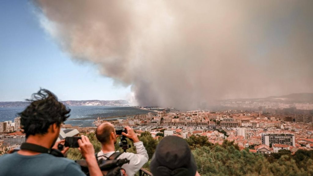 Alerte MAE pentru romanii din Franta din cauza incendiului