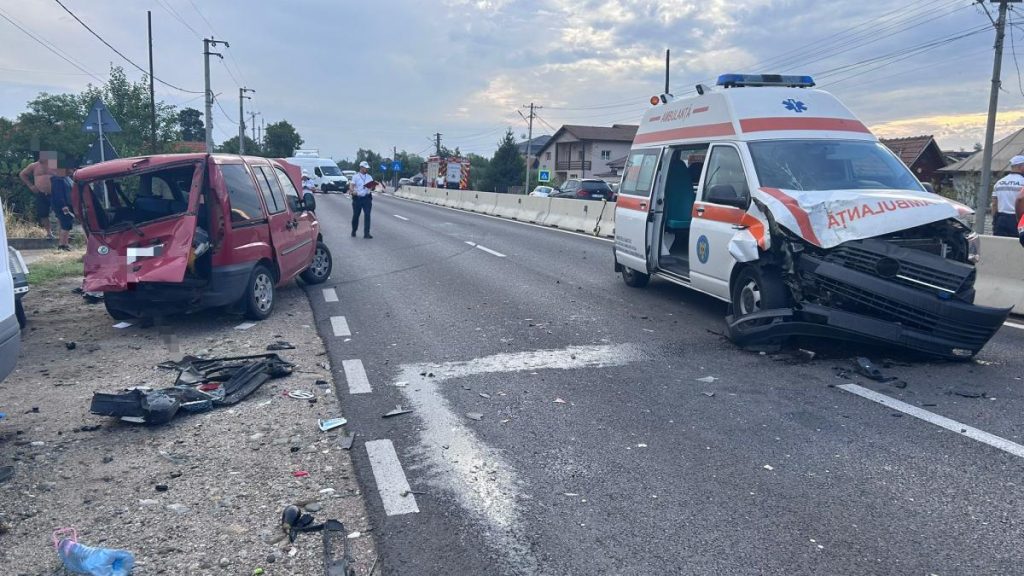 Ambulanta in misiune lovita de masina doi raniti