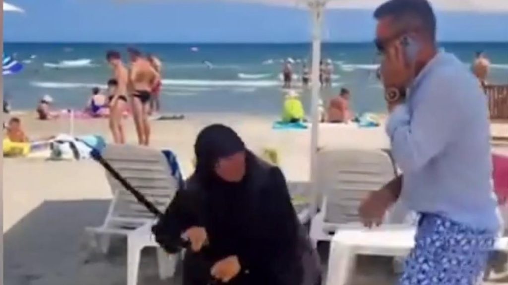 Batrana cerseatare bate administratorul plajei in Mamaia