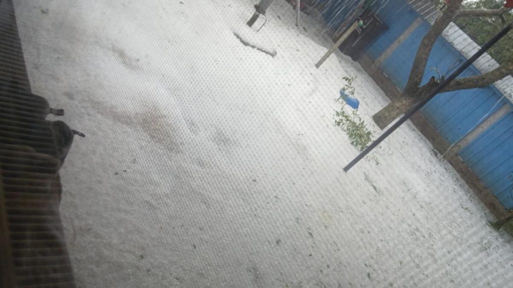 Drumuri si curti acoperite de grindina dupa vijelii