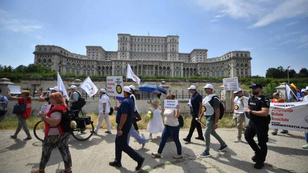 Functionarii actioneaza statul roman pentru sporuri taiate