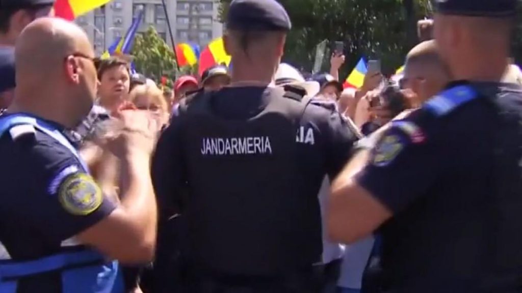 Imbrancelei cu jandarmii la protestul din Piata Victoriei