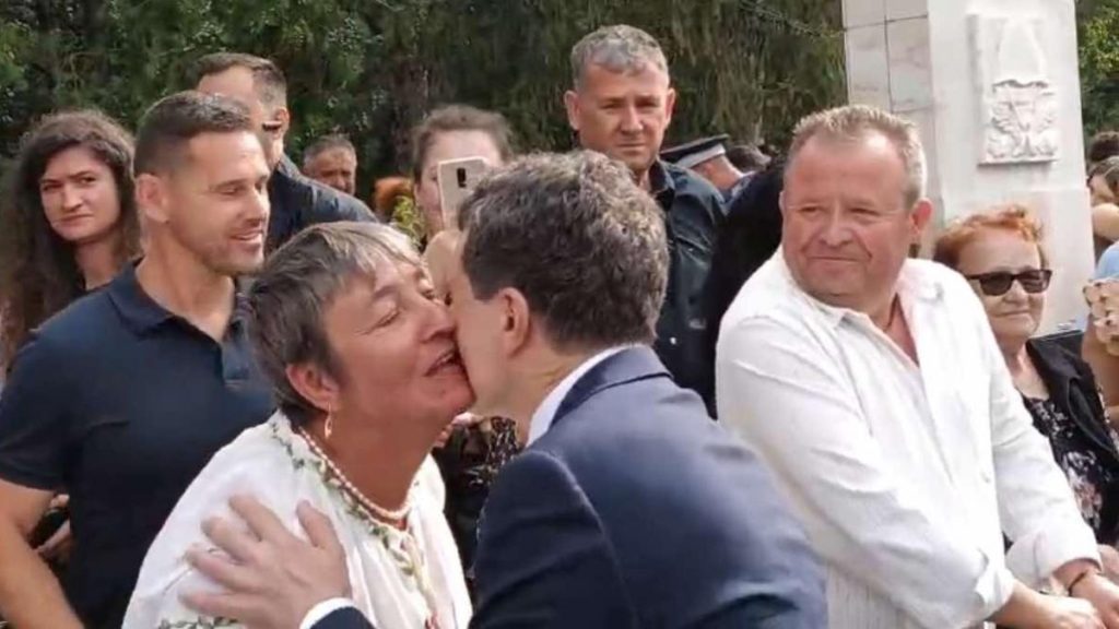 Nicuser Dan prima intalnire cu multimea selfie uri si imbratisari la absolvirea Academiei de Politie