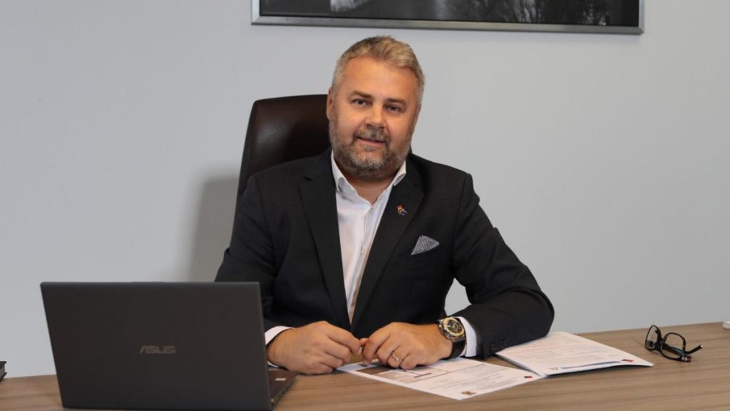 Primul bugetar de lux isi reduce salariul drastic