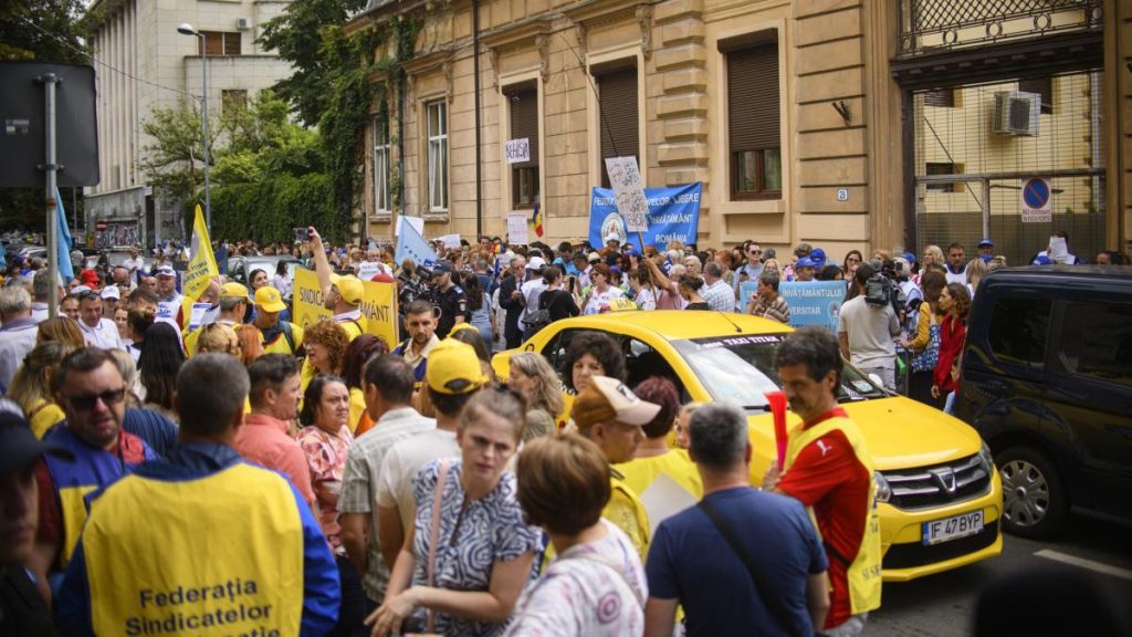 Profesorii protesteaza la Ministerul Educatiei Daniel David Daca demisia mea rezolva m as fi dat o demult