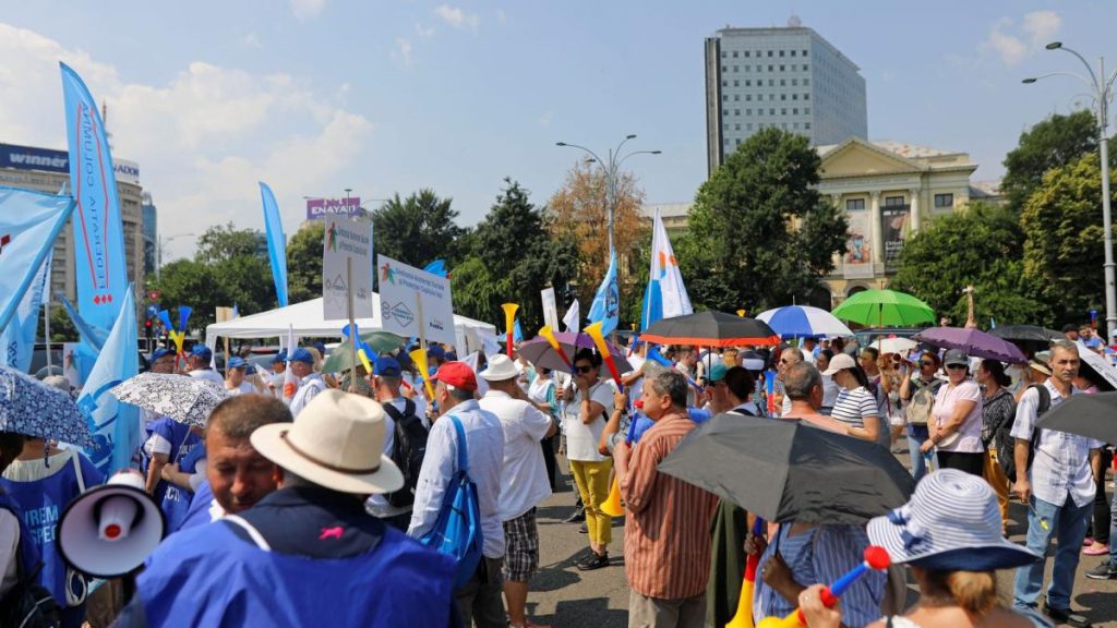 Protest in Piata Victoriei cu angajati Romsilva CFR si politishti