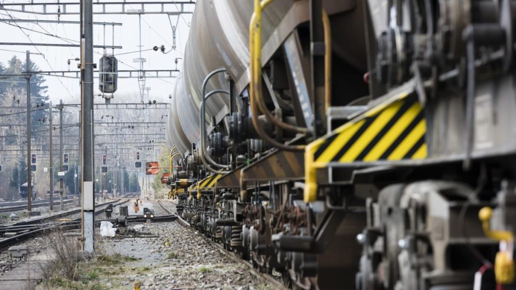 Tanar electrocutat urcanduse pe tren in Bucuresti