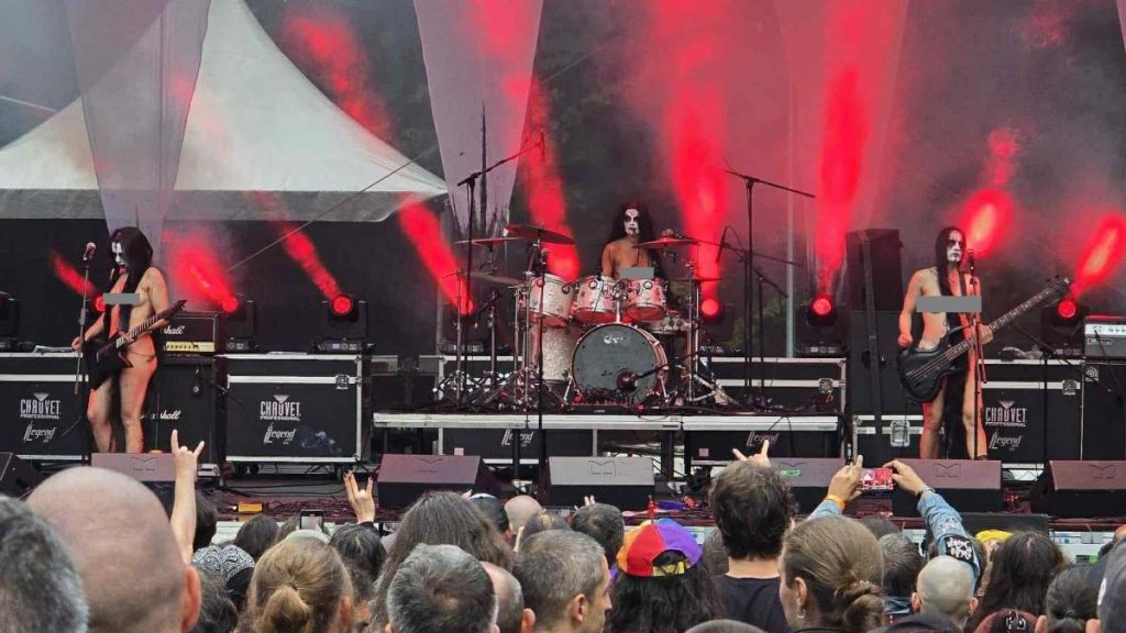 spectacol socant la festivalul din rasnov cantaretzele s au dezbracat pe scena