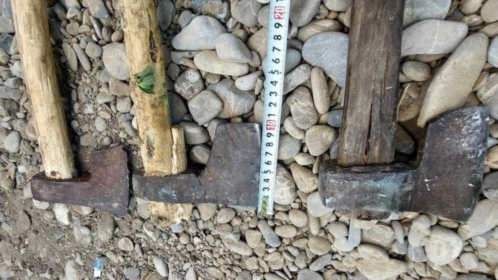 Alerta in Dambovita Barbat si adolescent cu arme la targ