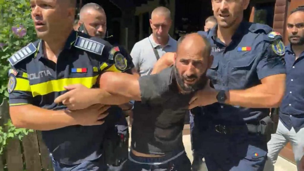 Capturare spectaculoasa barbat evadat prins in pod