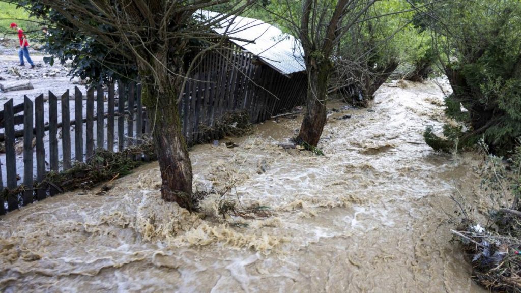 Cod portocaliu de inundatii pentru rauri din doua judete