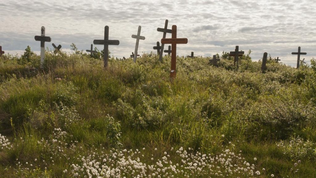 Coduri Qr pe cruci in cimitirul din Buzau informatii pentru vizitatori