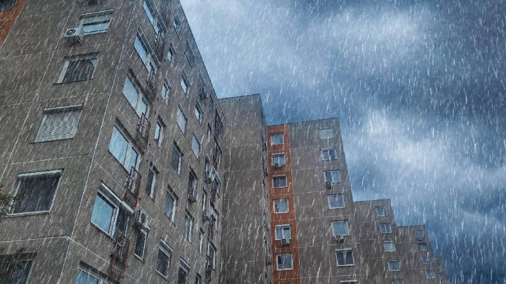 Coduri portocalii si galbene de furtuni si inundatii Ministerul Mediului Zonele vizate vor fi monitorizate atent