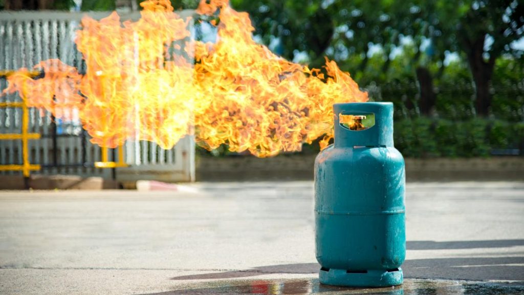 Explozie in Letea Veche patru raniti in incendiu