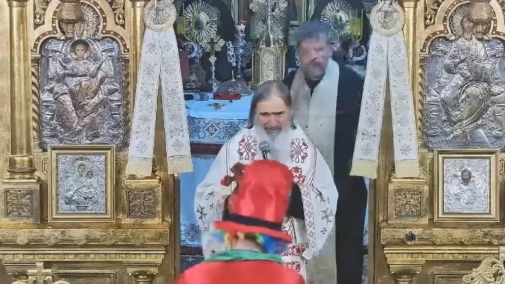 Imagini virale cu un clovn care a intrerupt slujba lui IPS Teodosie