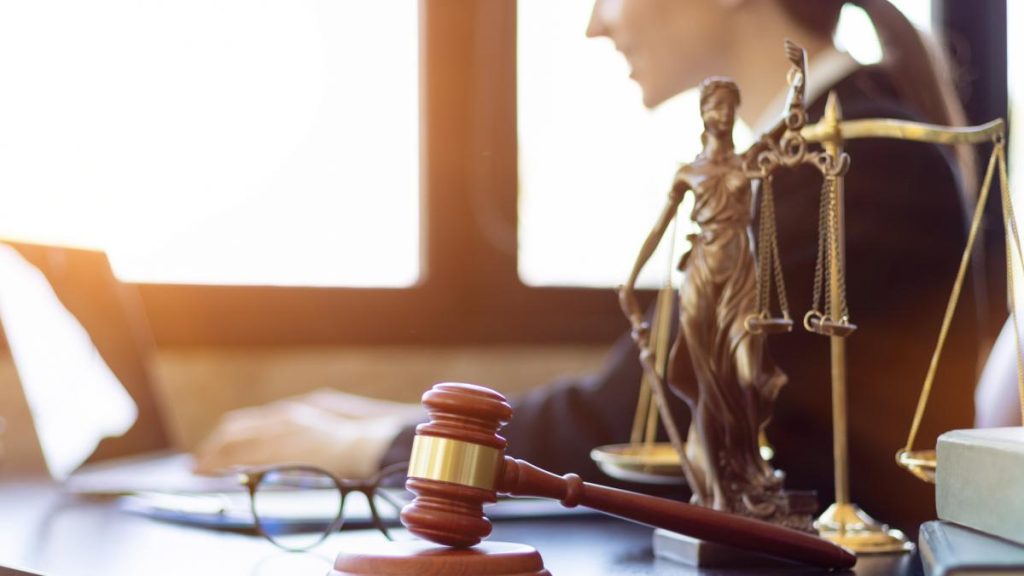 Judecatorii si procurorii suspenda activitatea miercuri in protest