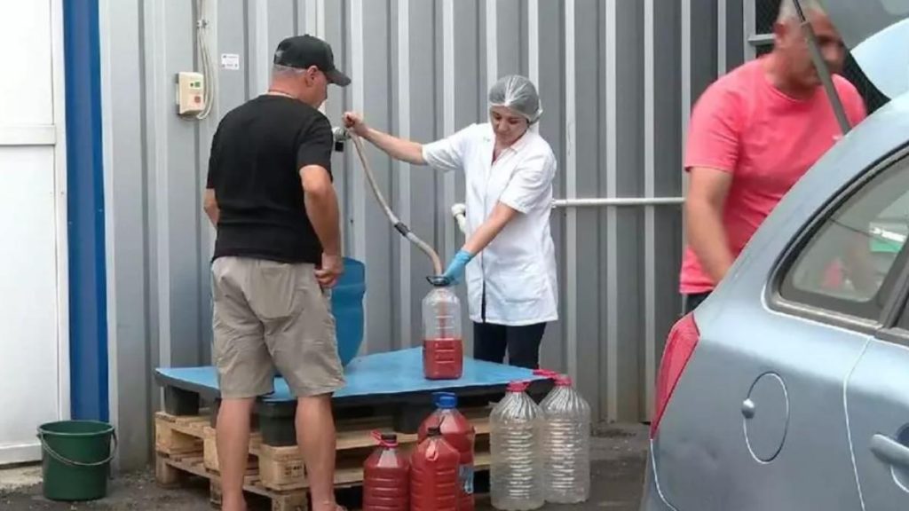 La Buzau oamenii stau la coada pentru suc