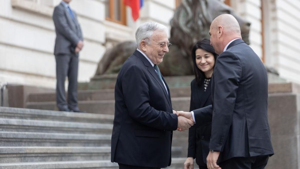 Mesajul lui Isarescu pentru Bolojan despre concedieri