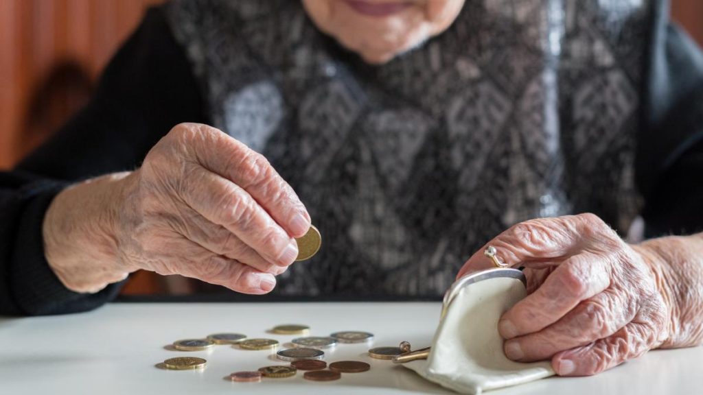 Pensionarii revoltati de plata CASS Mi au luat 300 lei E dureros traim de pe o zi pe alta
