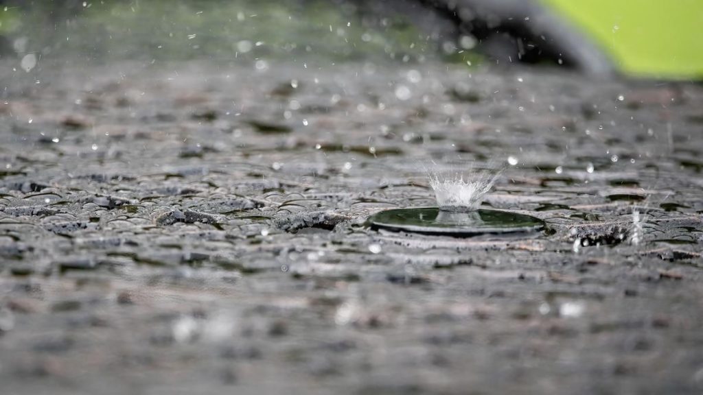 Persoana din Buzau plateste 300 lei pentru apa de ploaie