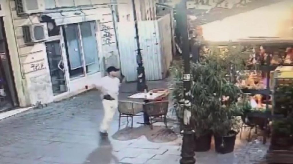Pistolarul din Centrul Vechi deschide focul clientii se pun la pamant