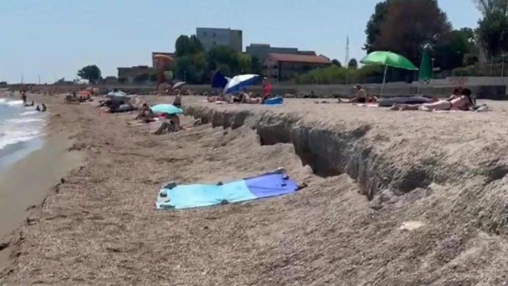 Plajele sudului litoralului romanesc distruse de cliffing