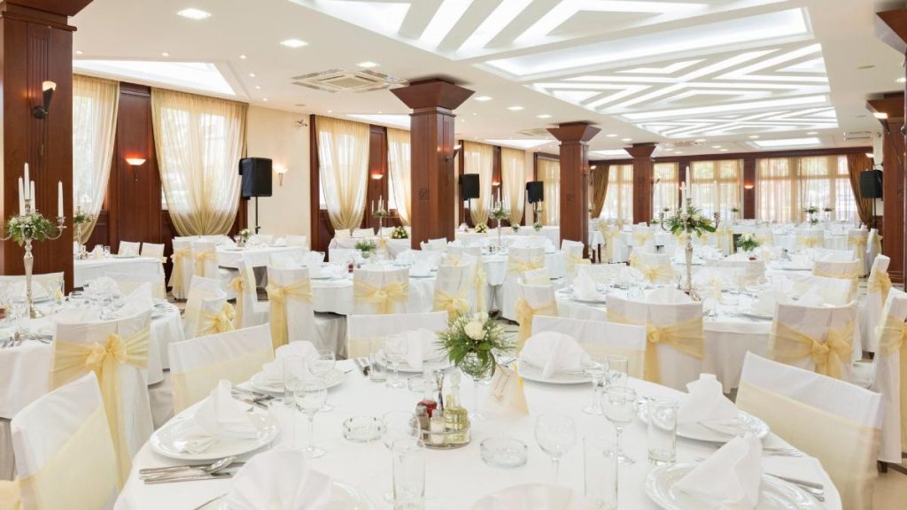 Restaurantele trebuie sa raporteze evenimentele la ANAF