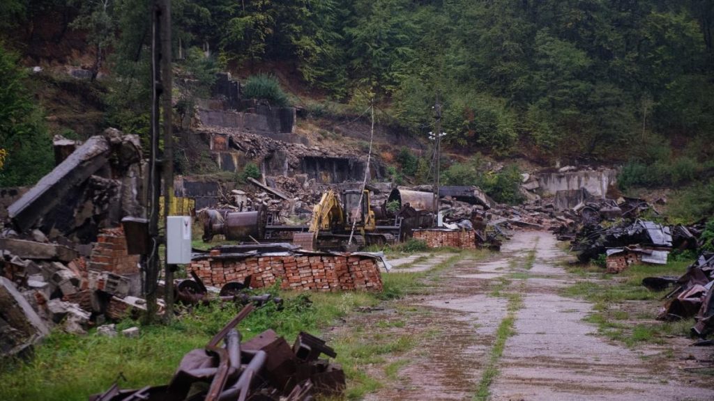 Salrom acuz pe Radu Mirut de merite attribuite pentru grafit