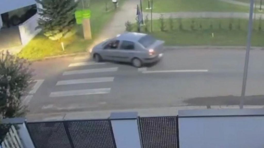 Scena socanta in Timis Doi copii pe biciclete urmari ti de un barbat