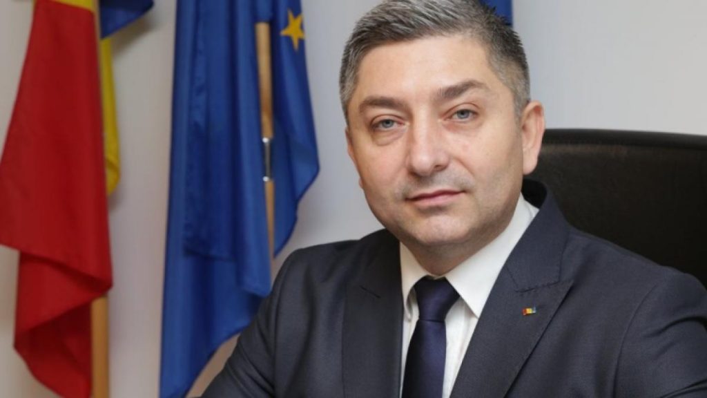 Seful consiliului judetean protesteaza impotriva sa insusi