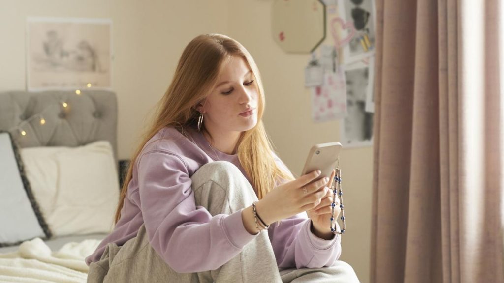 Vacanta online copiii petrec 8 ore pe retele sociale