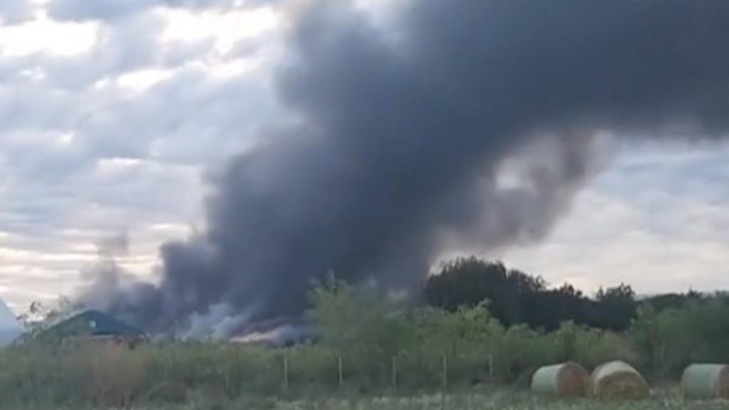 incendiu puternic langa bucuresti hala cu plastic arde