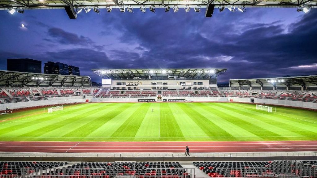 200 de elevi din Sibiu încep școala pe stadion 200 de elevi din Sibiu incep scoala pe stadion