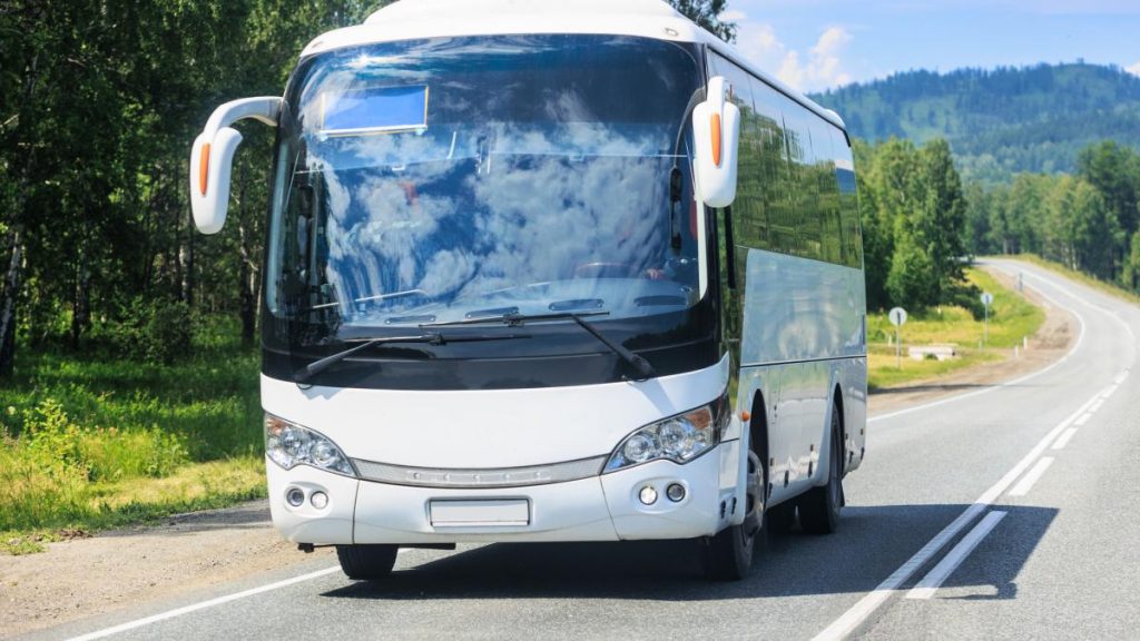 Autocarul echipei de tineret a Luxemburgului a intrat in sant