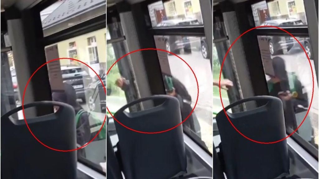 Barbat de 15 ani a atacat un sofer in autobuz