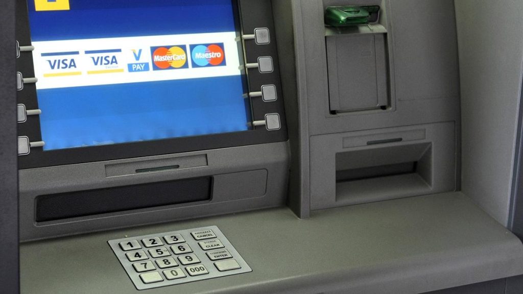 Barbat uita 7500 lei in bancomat femeie gaseste banii