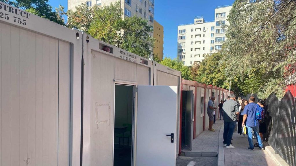 Cea mai mare scoala din Bucuresti incepe orele in containere