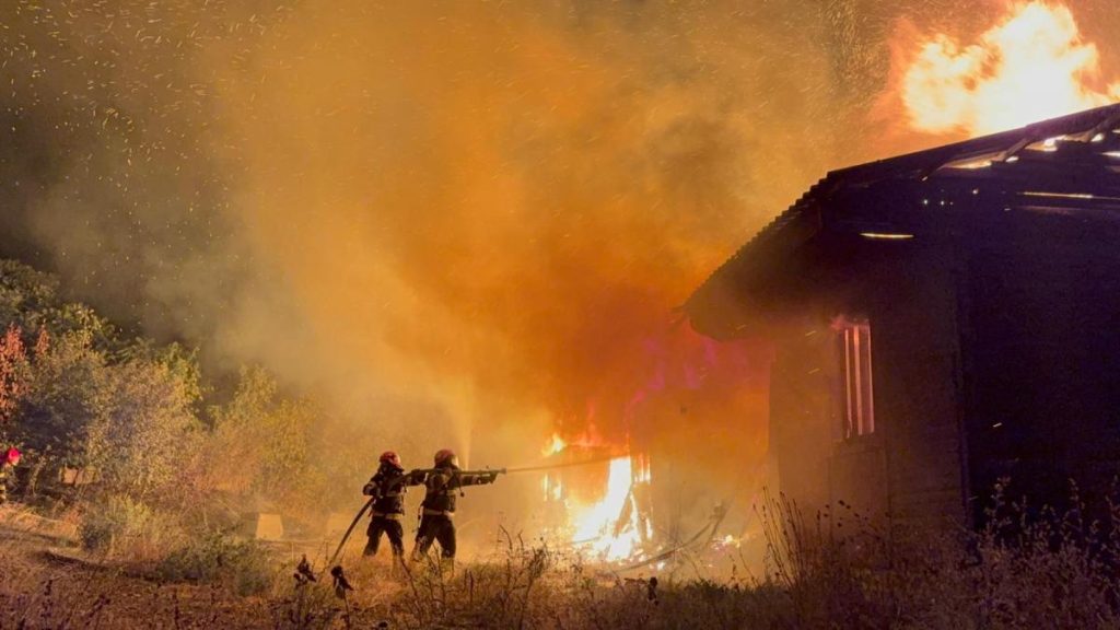Incendiu puternic in Galati la baracile muncitorilor