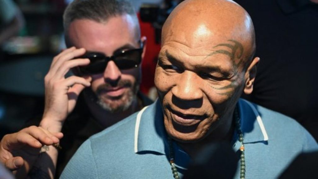 Lupta intre legendele boxului Mayweather si Tyson