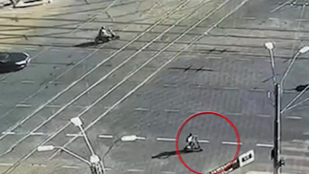Momentul socant cand o femeie este lovita pe zebra