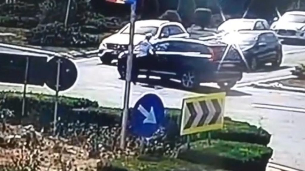Om de afaceri a tarat politistul cu masina