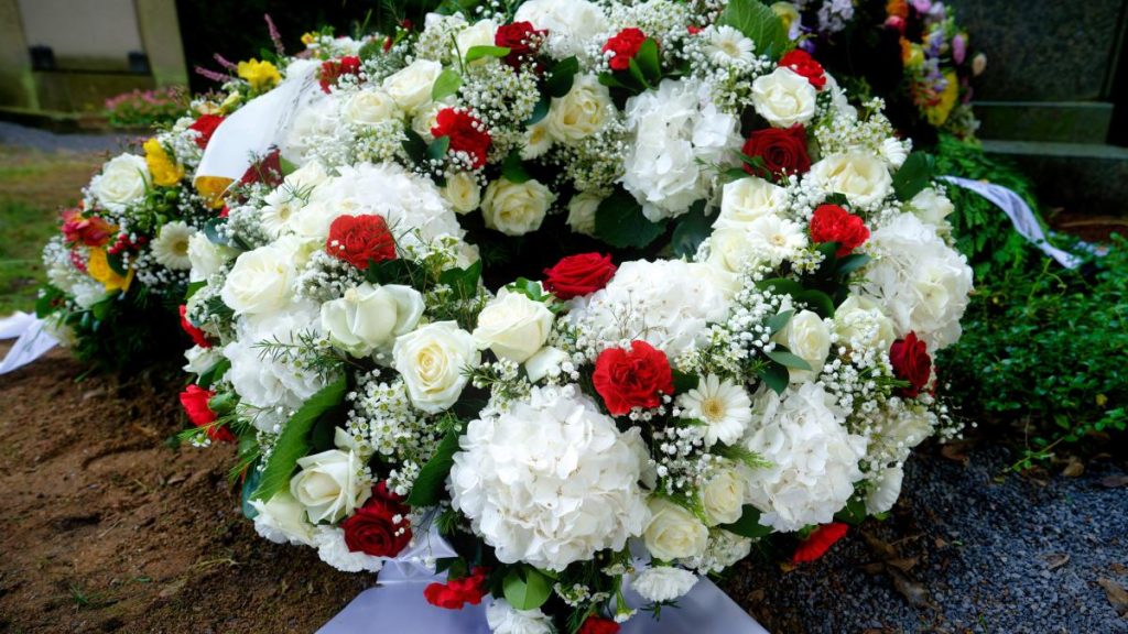 Orasul ce va interzice coroanele de flori in cimitire