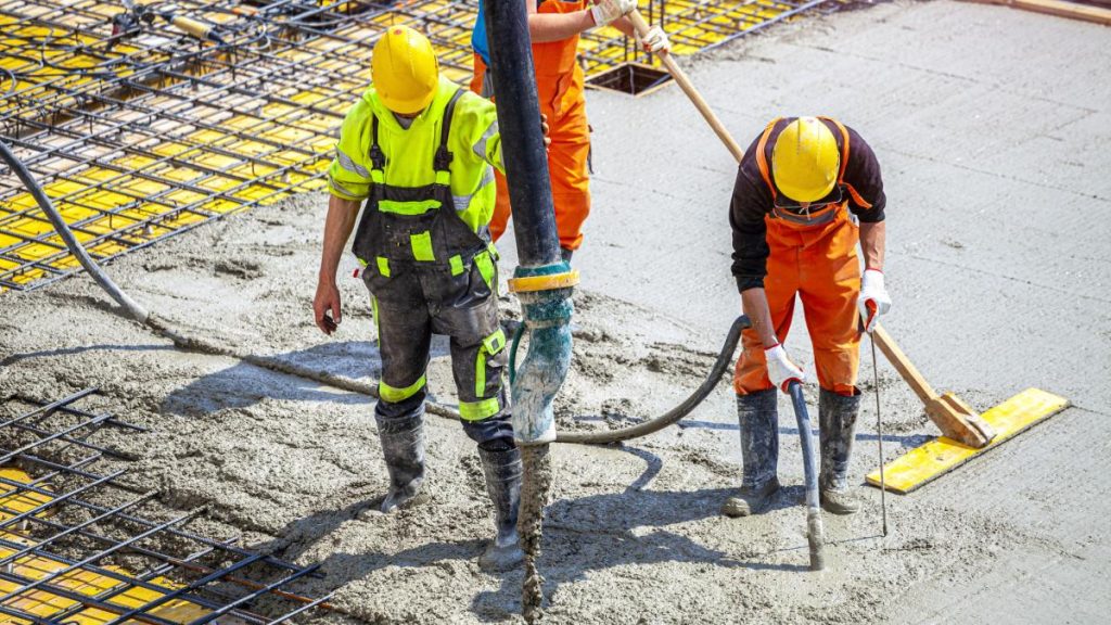 Patronul unei firme de constructii batut de angajati in Cluj
