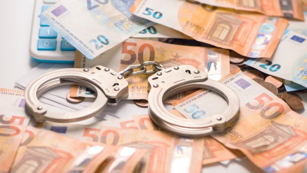 Politist din Neamt prins ca lua spaga de 15000 euro