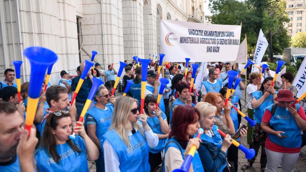 Protest la Ministerul Finantelor Sute de angajati cer discutii
