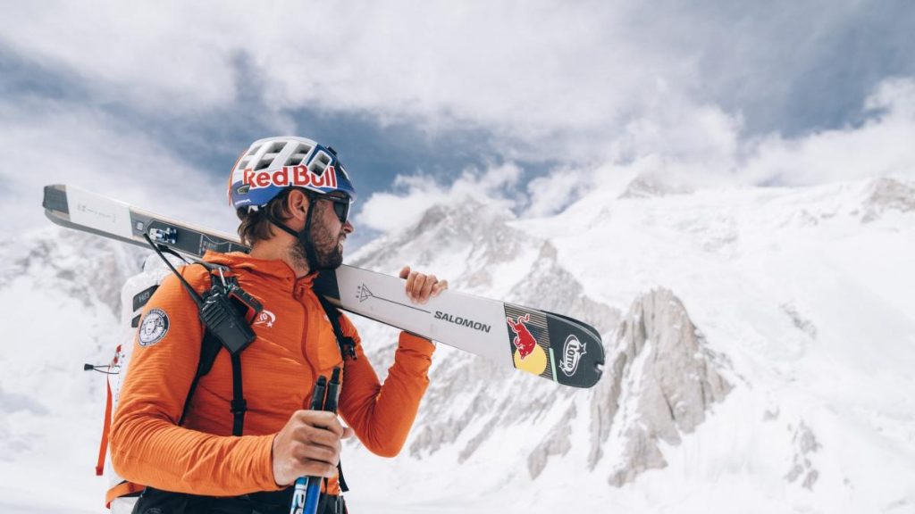 Un alpinist polonez a schiat de pe Everest fara oxigen