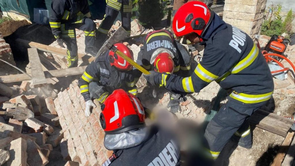 Un barbat mort altul ranit dupa prabusirea zidului