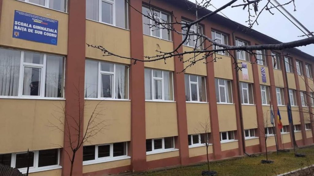Un elev de 12 ani a murit in fata scolii