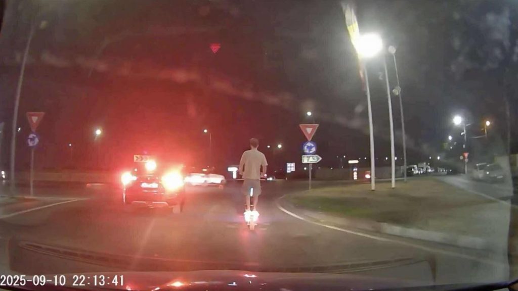 Un tanar a fost suprins pe A3 cu trotineta