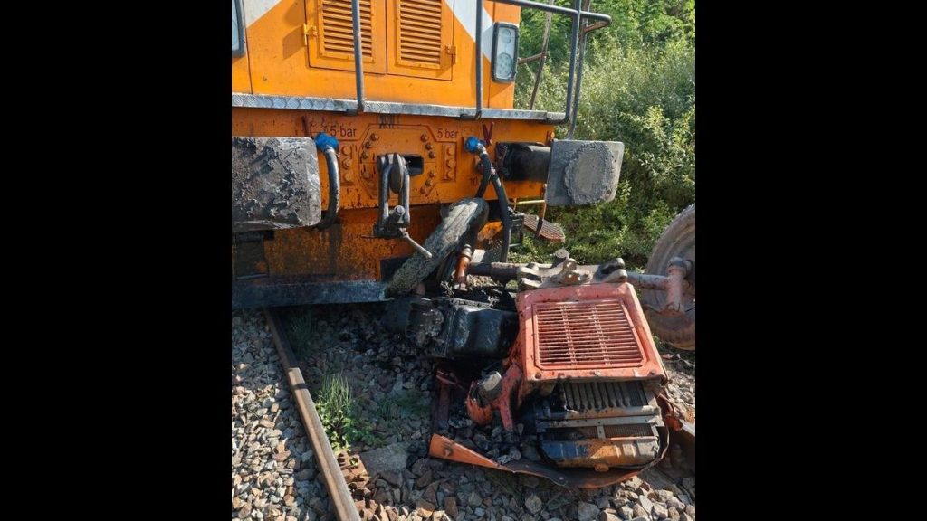 accident grav din cauza neatentiei trenul a lovit un tractor